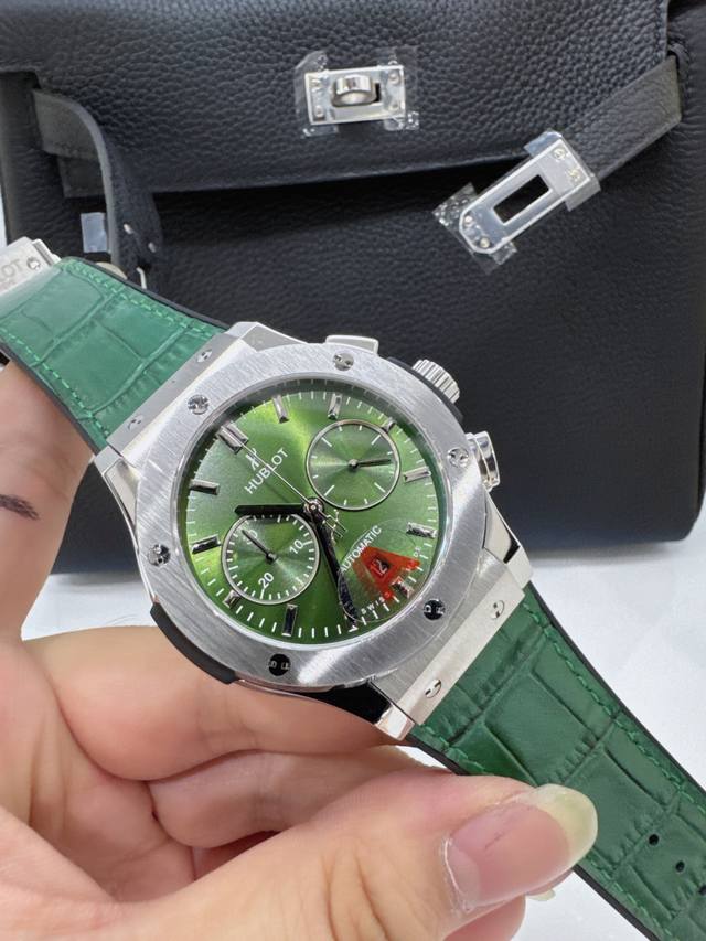 Hbb经典计时腕表大爆炸计时码表 品牌：宇舶 恒宝 Hublot 机芯：进口7750多功能机械机芯 材料：316精钢 玻璃：天然蓝宝石 表带：高级天然橡胶带，皮