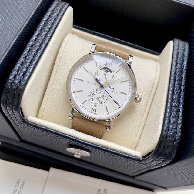 玫瑰金+20Iwc柏涛菲诺系列Iw3 01腕表是品牌推出的第一款配备全新自主研发全历模块的作品！ 而其他款式不同，此次表盘采用“上下双眼”布局，12点字位显示星