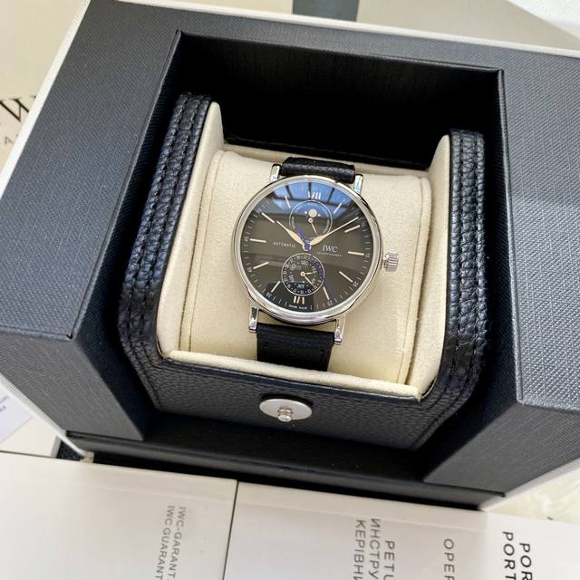 玫瑰金+20Iwc柏涛菲诺系列Iw3 01腕表是品牌推出的第一款配备全新自主研发全历模块的作品！ 而其他款式不同，此次表盘采用“上下双眼”布局，12点字位显示星