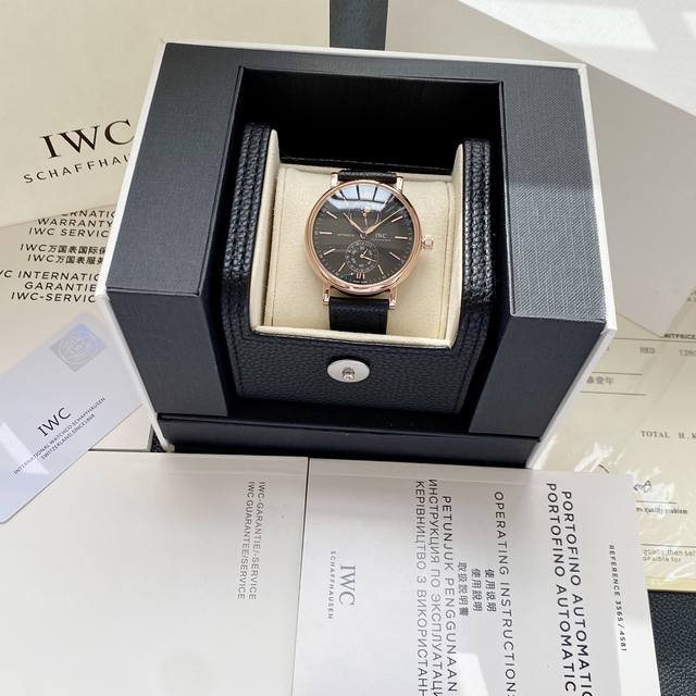 玫瑰金+20Iwc柏涛菲诺系列Iw3 01腕表是品牌推出的第一款配备全新自主研发全历模块的作品！ 而其他款式不同，此次表盘采用“上下双眼”布局，12点字位显示星