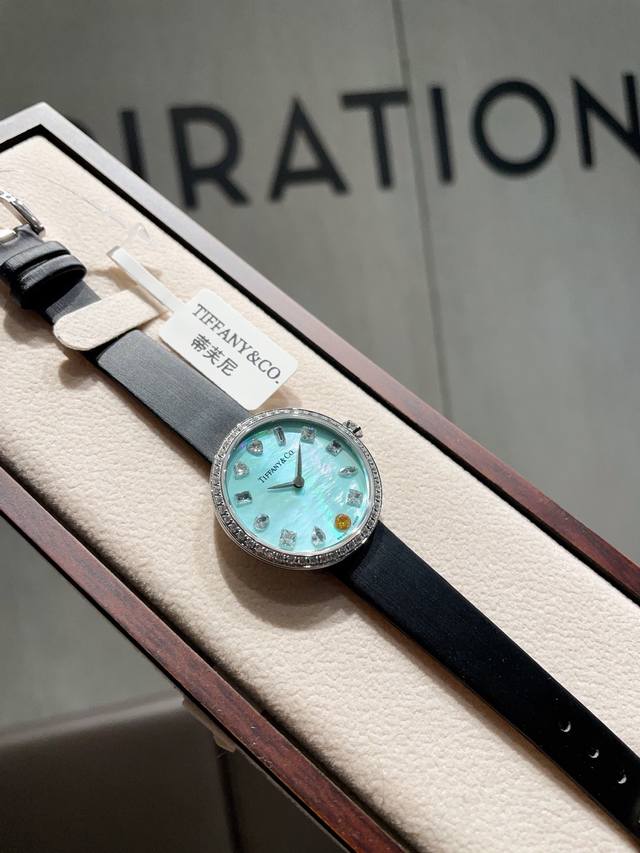 玫480 今日给大家分享一款来自美国奢华品牌Tiffany蒂芙尼最新 独家配盒出货 ~~ 现在下单即送尼龙牛皮表带一套，数量有限，先下单先得！ ~~ 这一款腕表