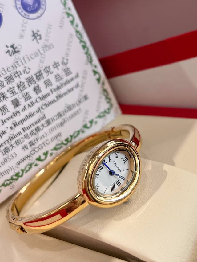 卡地亚 “浴缸”金镯腕表！这系列手表圆润复古的的腕表设计于1912年，Baignoire 浴缸 ，是卡地亚设计腕表的强大创造力的见证。它拥有独创的椭圆形线条和低