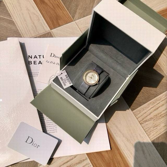 特价 。Dior迪奥La Ｄ De 系列，瑞士进口石英机芯，表径～28Mm，百搭尺寸不挑人，316L不锈钢米兰表带，方便穿戴搭扣，珍珠贝母表盘，抛光处理太子妃指