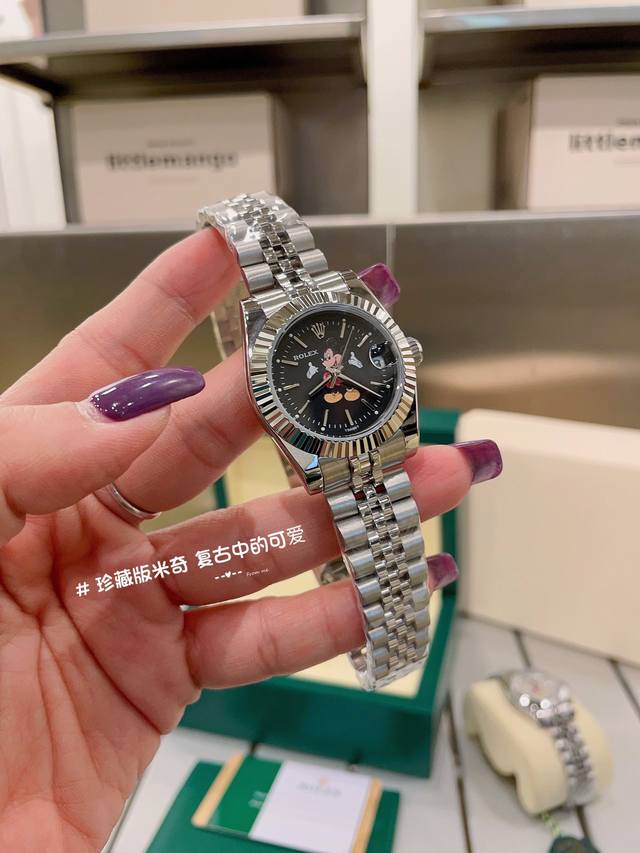 31Mm 跑量款 劳力士米老鼠石英腕表，各种品牌联名加身。真的爱死Grip这个系列的手表啦！每一块都想拥有！干净利落的表盘趴着一只米老鼠，迪士尼粉们一定一定要入