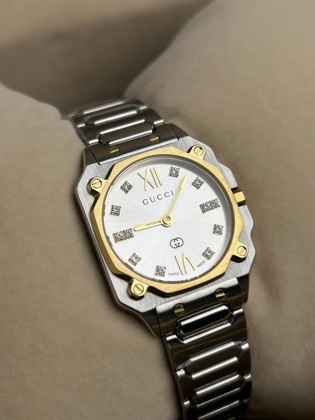 Gucci 古驰 G-Flat系列女士腕表 款号：Ya166501 表径24Mm，粉色盘、白色间金盘两色可选 官方在售价格P：22100人民币 精钢表带表壳，其