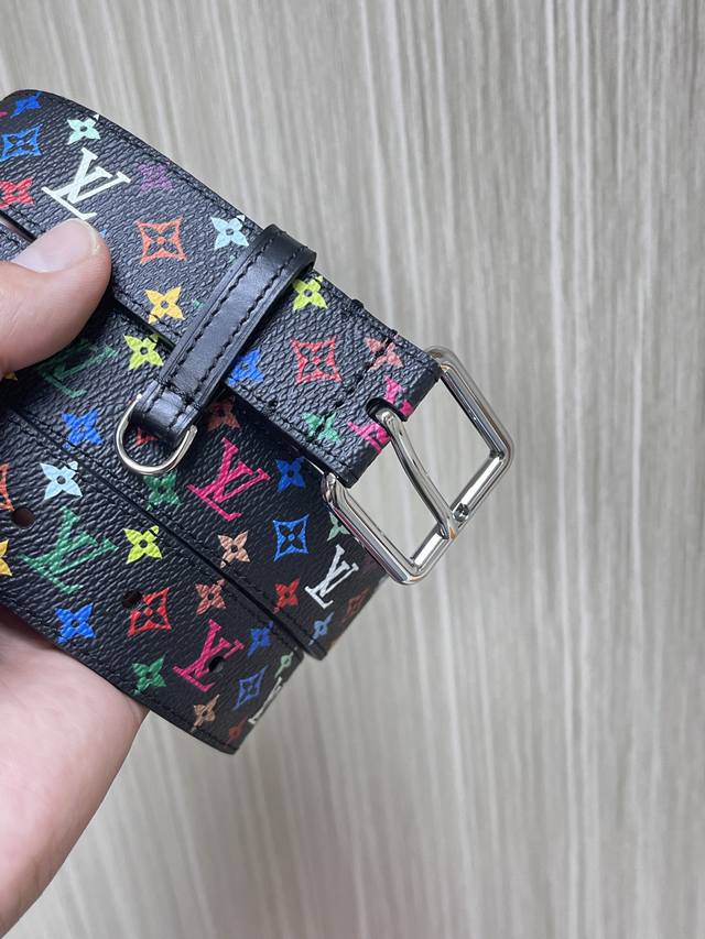 L家 新款腰带 时尚姐妹必入 官网爆款女士腰带来啦！原单品质 细节完美 Monog-Am帆布+头层牛皮 双面随心搭配 珠宝级金属搭扣 日常通勤约会都能Hold住