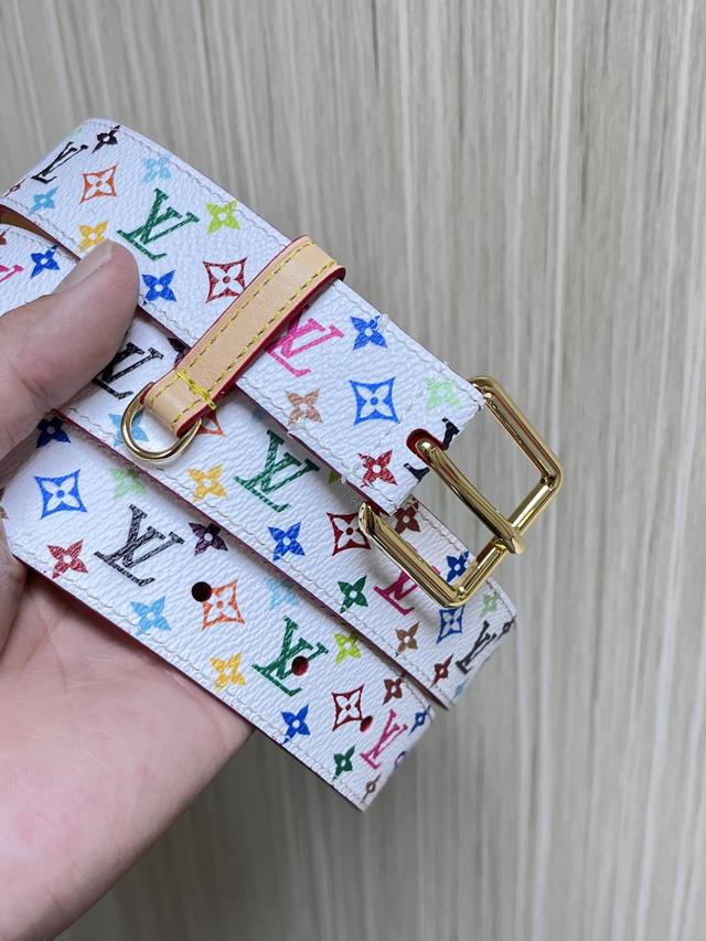 L家 新款腰带 时尚姐妹必入 官网爆款女士腰带来啦！原单品质 细节完美 Monog-Am帆布+头层牛皮 双面随心搭配 珠宝级金属搭扣 日常通勤约会都能Hold住