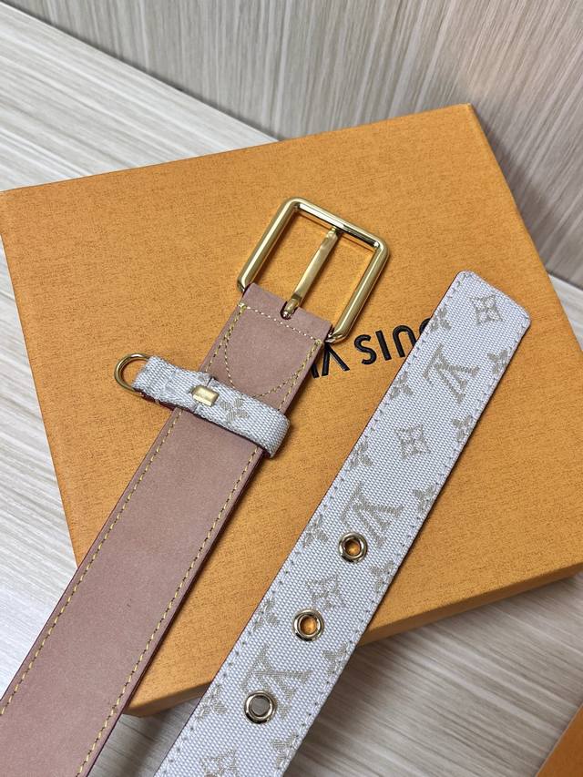 L家 新款腰带 时尚姐妹必入 官网爆款女士腰带来啦！原单品质 细节完美 Monog-Am帆布+头层牛皮 双面随心搭配 珠宝级金属搭扣 日常通勤约会都能Hold住