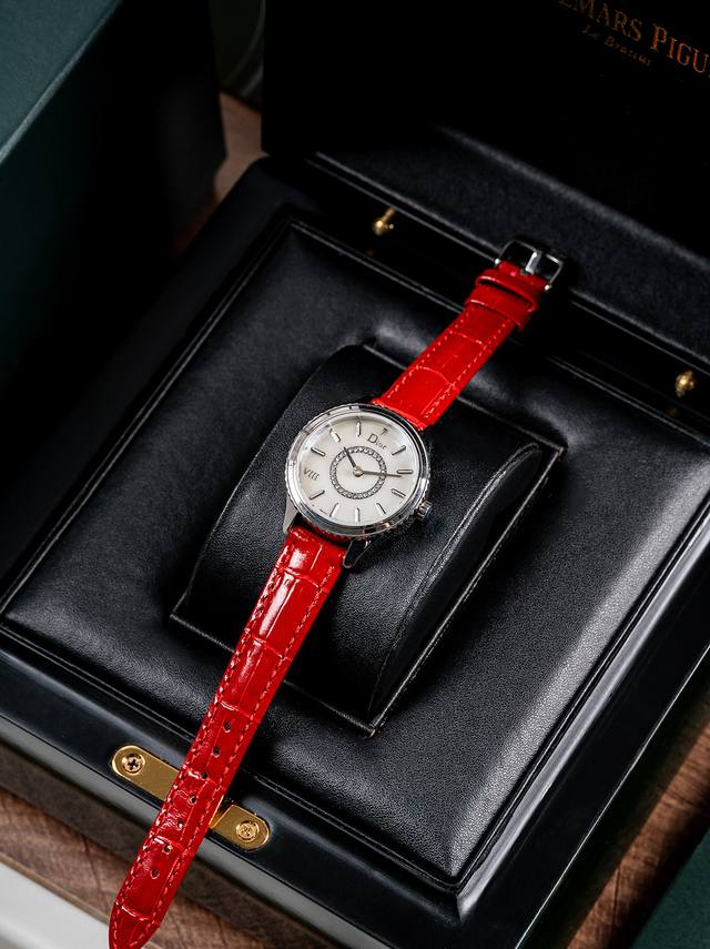 金银同价 升级过猛，一步到位了 Dior：迪奥升级内容如下，机芯精简版C1Ct163正式面世，指针高度通过改良浓缩进一步压缩到了11个丝，姐妹们可搜索下能在机芯