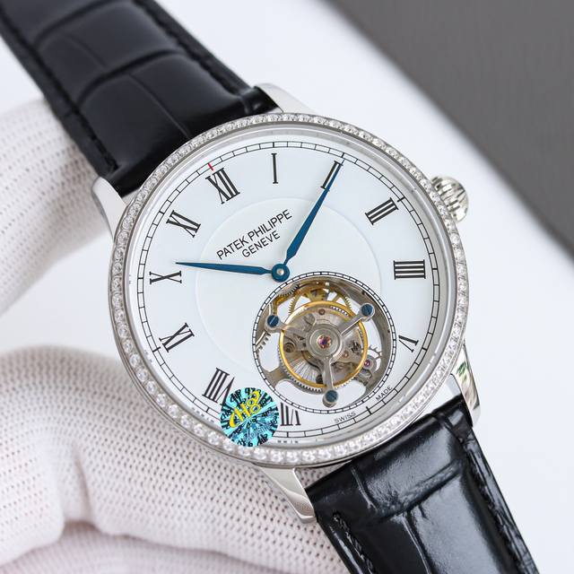 统一价： 表王 百达翡丽为何拥有如此高声誉和地位，全靠这款星空同轴陀飞轮腕表，一望无际的星空遥不可及，深蓝色的夜空里，散步着点点星辰，陀飞轮装置代表着生生不息的