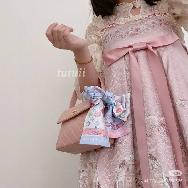 Lv headband, crafted using a tie-dye technique inspired by Japanese shibori dyei