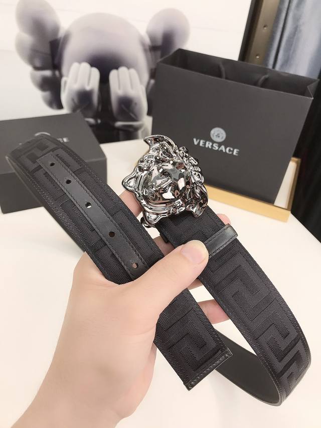 This casual belt features a Greek key pattern and the iconic Versace Medusa head