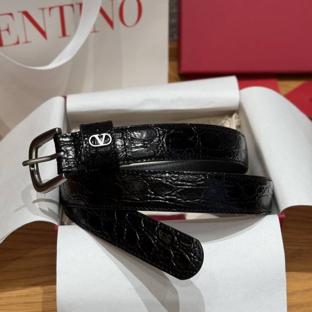 Valentino's new belt buckle is made of top-grain cowhide and has a pure steel ha