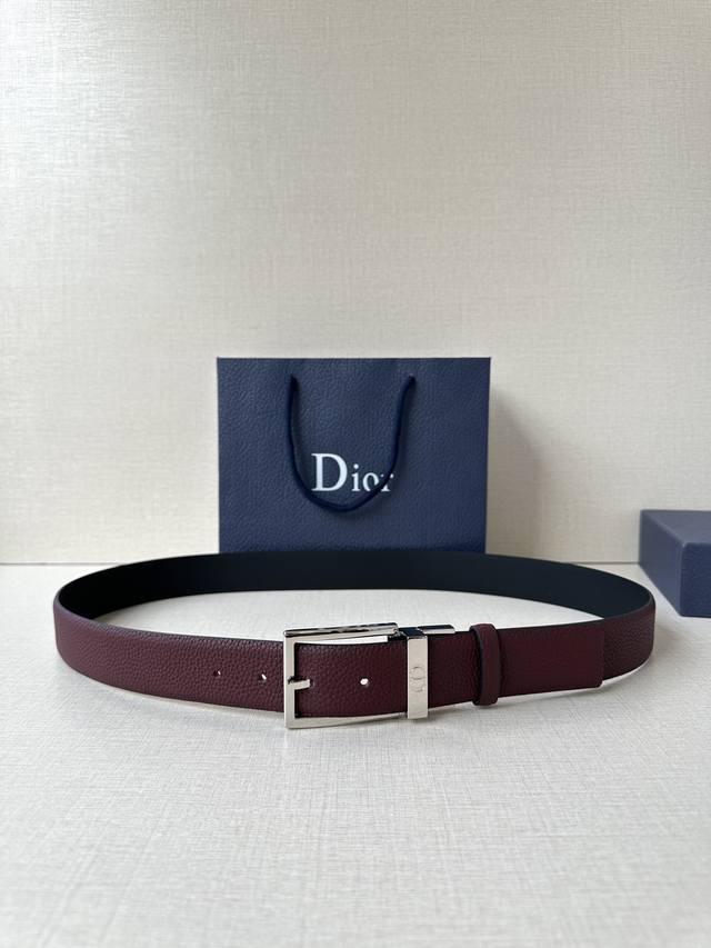 This 35mm belt embodies elegance and modern style. Reversible, one side features