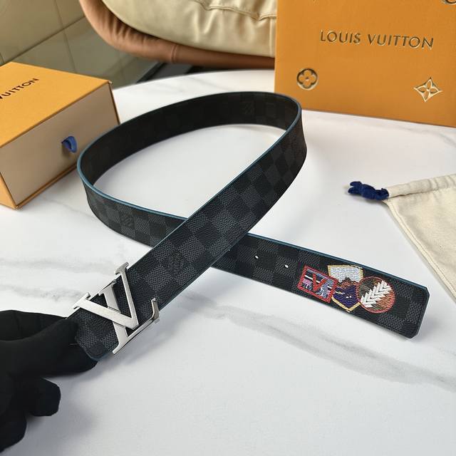L0Uis Vuitt0N This season's new belt from Donkey is 40mm wide and features a cus