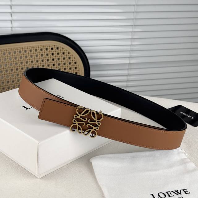 Loewe W. Classic! Reversible calfskin belt. Monogrammed smooth buckle, meticulou