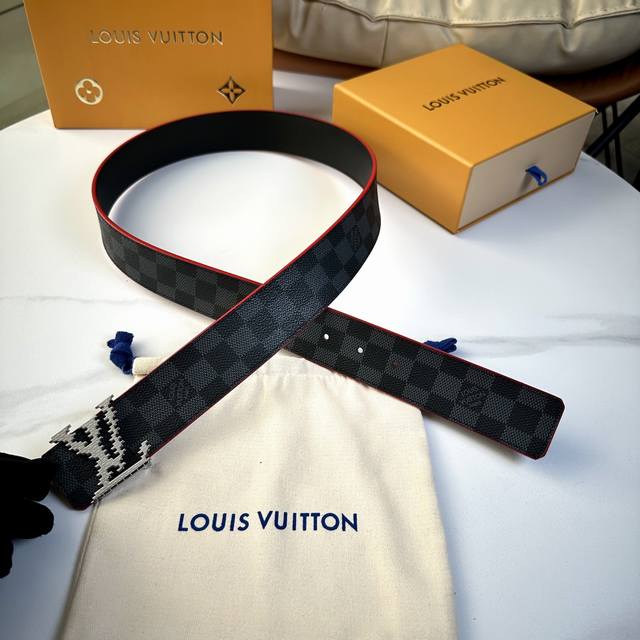 The latest upgraded version of the L0Uis Vuitt0N counter, 40mm wide, made of exq