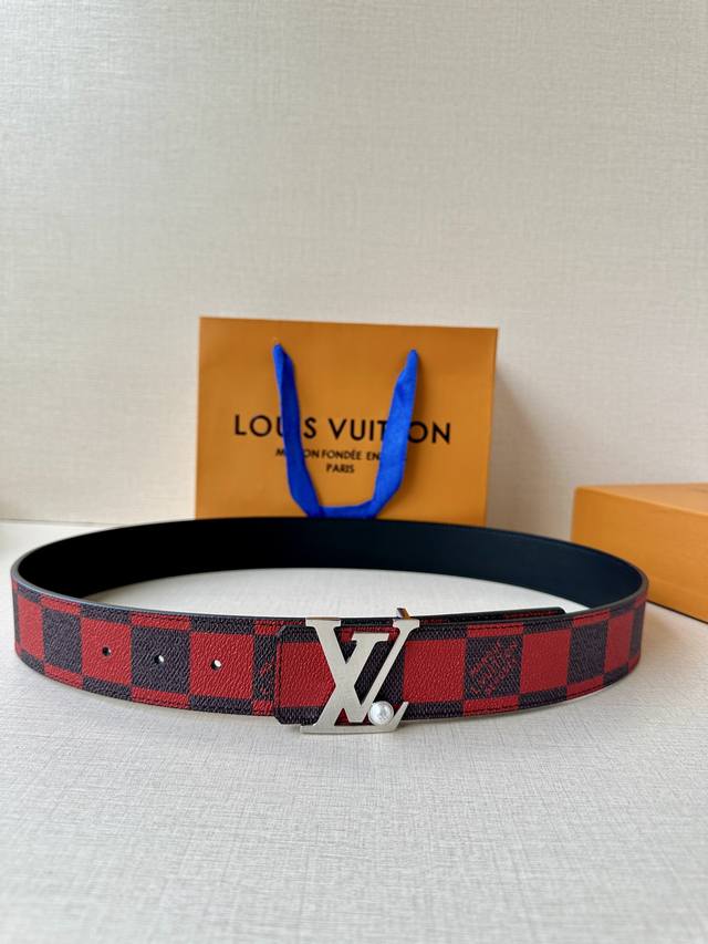 This 4.0-width Lv Initiales reversible belt, featured on the Spring/Summer mensw
