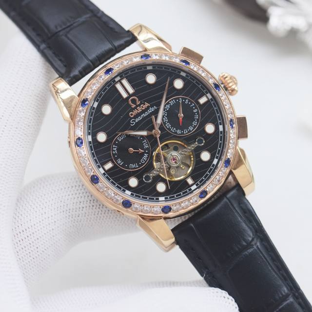 尊享价： 品牌：欧米茄-Omega类型：男士腕表壳套：顶级版316精钢L表带：进口小牛皮表带机芯：全自动机械机芯镜面：矿物质防刮镜面玻璃尺寸：直径42Mm厚11