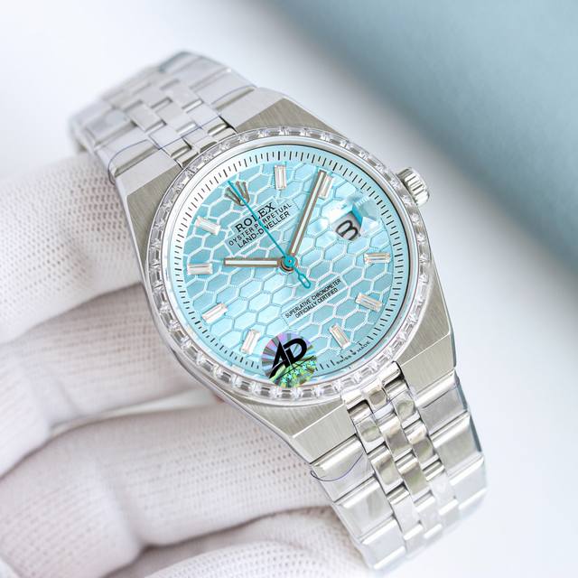 金白同价 -钻款 劳力士全新 Land-Dweller 陆使型于 2025 年推出，采用了一体式表链设计，这种设计灵感源自 1969 年Oysterquartz