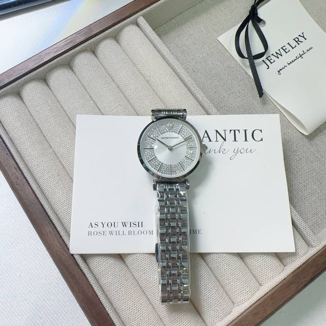 阿玛尼Armani石英女表，进口机芯，满天星内圈，经典设计全新演绎精彩，时尚气质风，令众多小仙女一见倾心，上手优雅大方，316精钢表带，双按蝴蝶扣，表径~32M