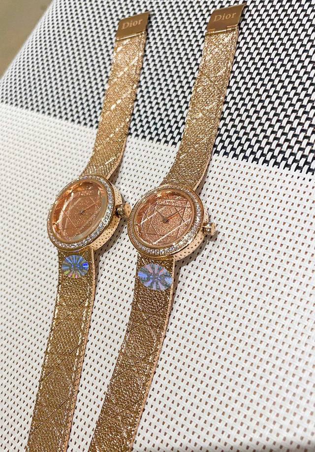 金白同价 迪奥La D My Dior Cd04111X1248 Cd04115X1251系列腕表。优美的弧线设计，搭配两枚利落指针、便以其极简之风，成为迪奥的