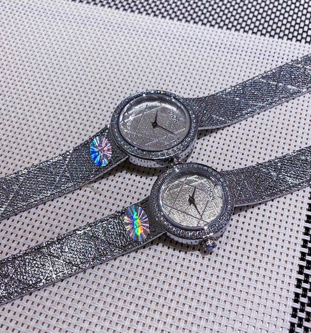 金白同价 迪奥La D My Dior Cd04111X1248 Cd04115X1251系列腕表。优美的弧线设计，搭配两枚利落指针、便以其极简之风，成为迪奥的