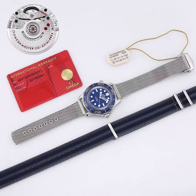 Omega 欧米茄 海马系列，007-Seamaster Diver 300M 推出新款海马300米无历型号！海马300系列 圈口对标正品为铝圈，圈口刻度带冰蓝
