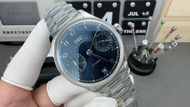 白 -金 ，钢带+200全新新款万国葡七，42.4Mm×13Mm 老款14.1Mm 锅盖式蓝宝石镜面，这样不但给指针有更多的行走空间，而且美观程度上也是大大的提