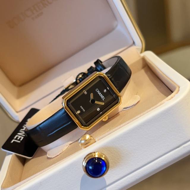 光圈 ，钻 香奈儿Chanel Premiere系列腕表！1987年灵感源自巴黎芳登广场的轮廓 中古方糖！表径26.1X20毫米，表壳材质精钢，漆面表盘、矿物质