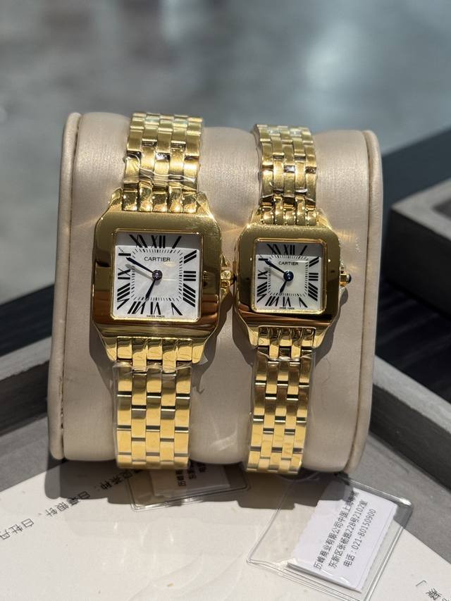 白 金 钻20卡地亚复古山度士系列中号尺寸：宽度26Mm长度36Mm小号尺寸：宽度21Mm长度28Mm 进口石英机芯，316L精钢表壳表链。蓝晶石表冠！淬火钢蓝