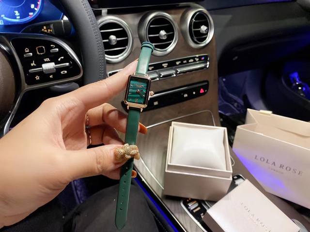 罗拉小绿表 火爆来袭 女神们特别喜欢的一款 Lola Rose显得手腕特别细Lolarose是来自英国伦敦的一个设计师品牌英国王妃同款手表 设计独特 绿色特别显