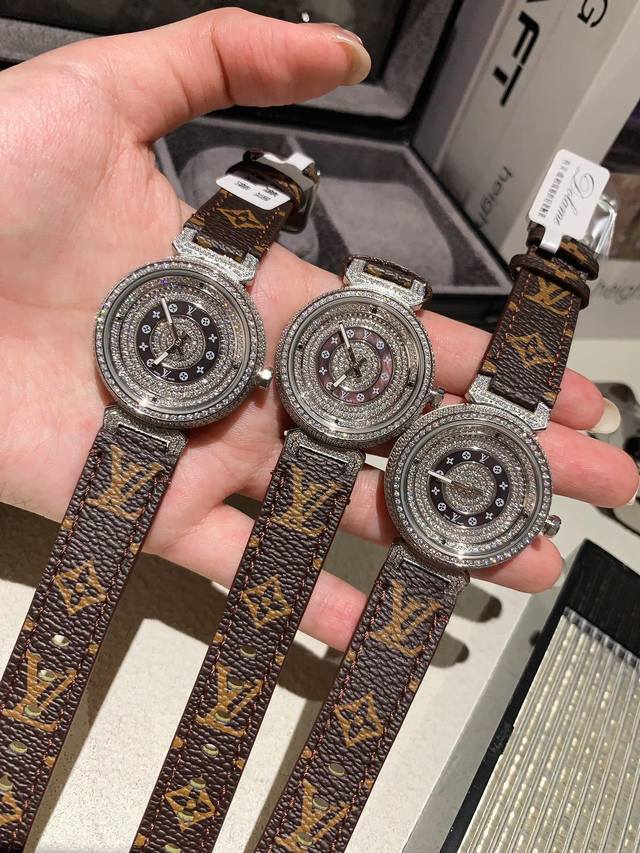 Lv珠宝腕表Lv 专柜 Tambour Slim Monogran女士限量款满钻珠宝腕表一个市面几乎看不到的高端珠宝腕表，表壳、表扣共镶嵌788颗超闪锆钻手工爪
