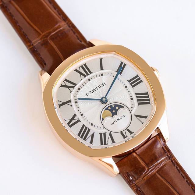Sj出品 白壳 金壳 卡地亚 Cartier Drive De Cartier系列 Af9 腕表。以典雅肃穆的枕形设计搭配利落大方的线条布局，尽显男儿阳刚不屈的