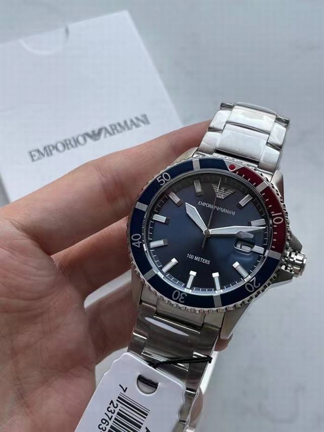 原单阿玛尼Armani男表型号：Ar11339表壳：精钢表镜：矿物质强化玻璃表带：精钢尺寸：42*11Mm这款较宽面的钢带视觉上会给人一种大气沉稳的感觉，配色也