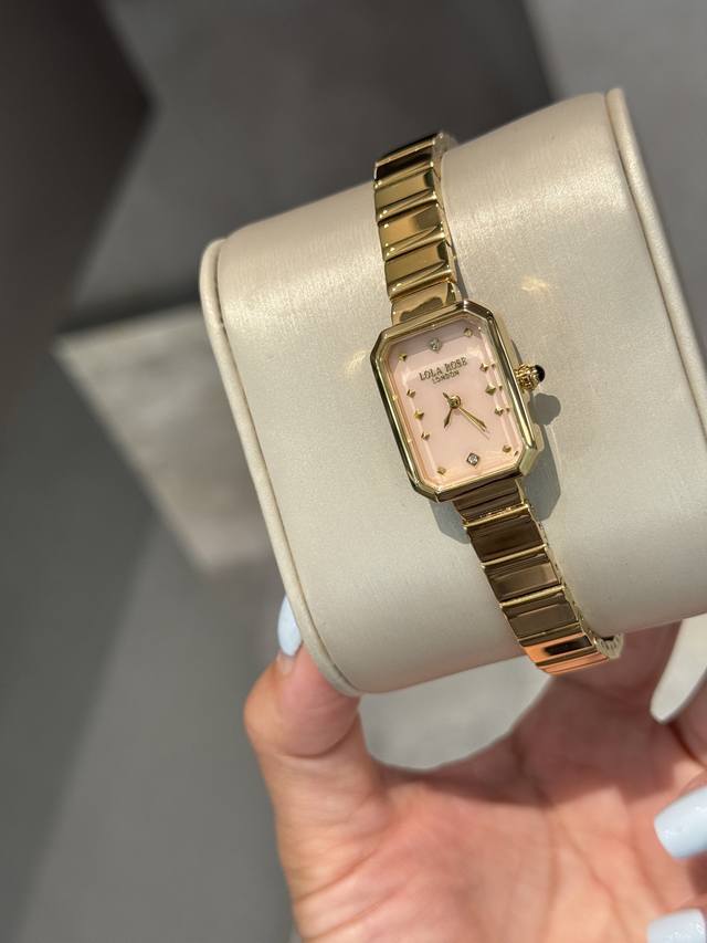 外贸版本 Lola Rose罗拉玫瑰方糖小绿表，新款新奢华小众高级感！孔雀绿，岩玉粉！Lola Rose以全新面貌演绎品牌经典之作，设计师扑捉春日伊始的一抹嫩绿