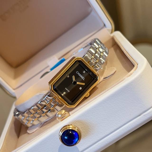 光圈 ，钻圈 香奈儿Chanel Premiere系列腕表！1987年灵感源自巴黎芳登广场的轮廓 中古方糖！表径26.1X20毫米，表壳材质精钢，漆面表盘、矿物