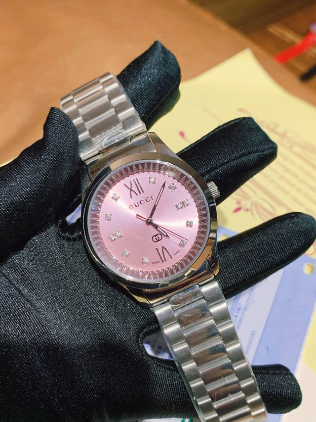 天呐 怎么这么好看！ 2025最新款古驰这款超美珠拖面腕表盘，蓝宝石防刮玻璃，搭配品牌标志性的Cucci蜜蜂形状刻度，打造出众的G-Timeless腕表造型彰显