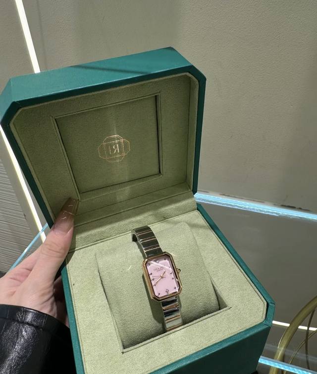 Lola Rose罗拉玫瑰 小方糖手表，啊啊啊好好看！仙女们赶紧冲，戴着它出差气质这块拿捏得死死滴！！#人间绝绝子 #一眼就会心动 #一整个爱住 #一眼迷住了