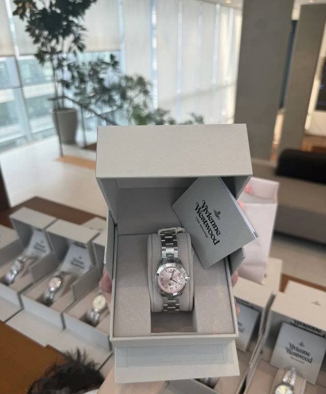 西太后碎冰粉碎冰粉这只我是犹豫了挺久才发的。说实话，它不是那种靠照片一眼惊艳的类型，实物反而更好看。比起“哇”的那种视觉冲击，它是偏“嗯？挺好看”的那种耐看型，