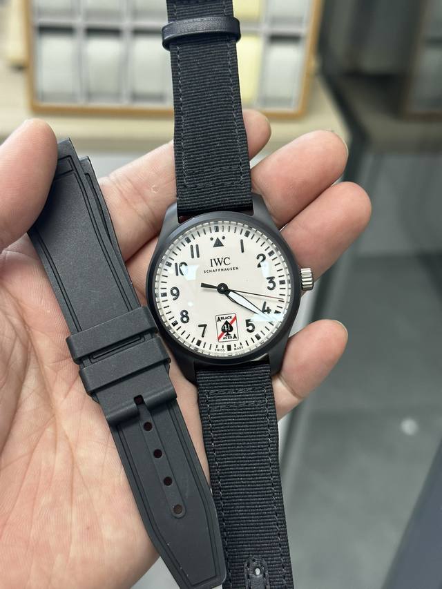 新表』Iwc 推出 Lot’S Watch Automatic 41 Black Aces 黑桃A特别版腕表，搭载原装西铁城机芯，双卜蓝宝拱玻璃双层防水圈设计旋