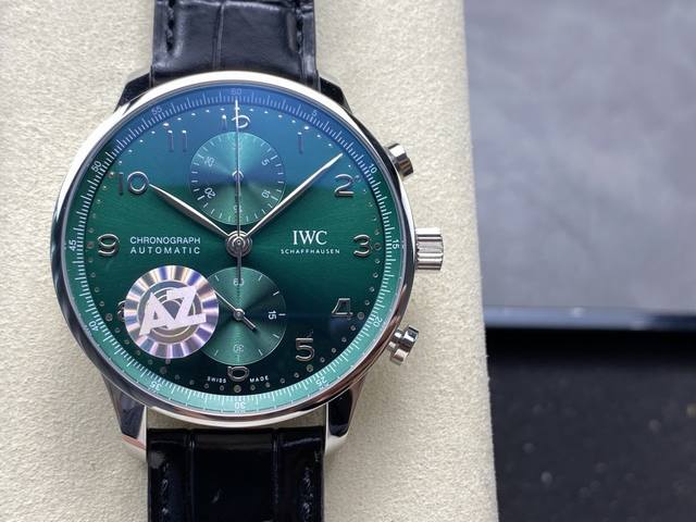 Iwc万国表葡计葡萄牙系列计时腕表 精彩细节]1.精致背透，机芯可一览无余2.新版表扣设计更加舒适精妙3.定制版 Cal.69355机芯，无理由实现原装所有功能