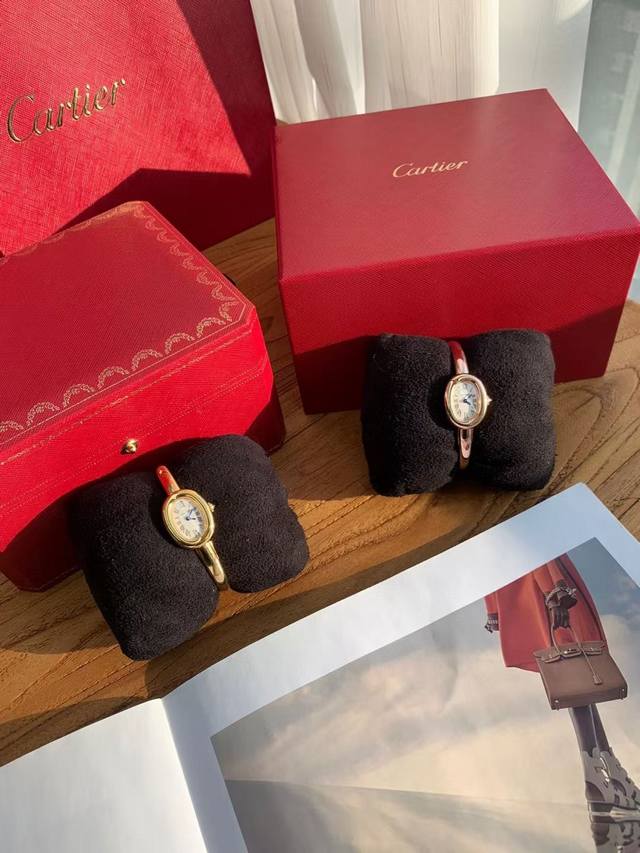 手表即是手镯小巧别致叉夺人眼球，时髦中更透露一丝奢华，实物拿到手的时候大吃一惊，颜值高椭圆外型的感觉正是典雅欧风浴缸形状，这也太好看了吧Baignoire浴缸系