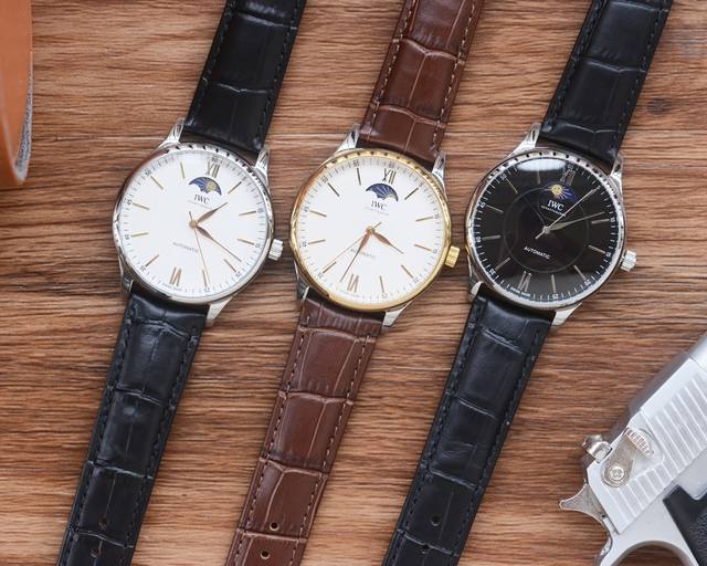 白 金 男人挚爱 三针腕表 最新 ：万国最佳设计独家首发 类型 ：精品男士腕表 表带 ：真牛皮 316表带 机芯 ：全自动机械机芯 镜面 ：矿物质强化玻璃 更高