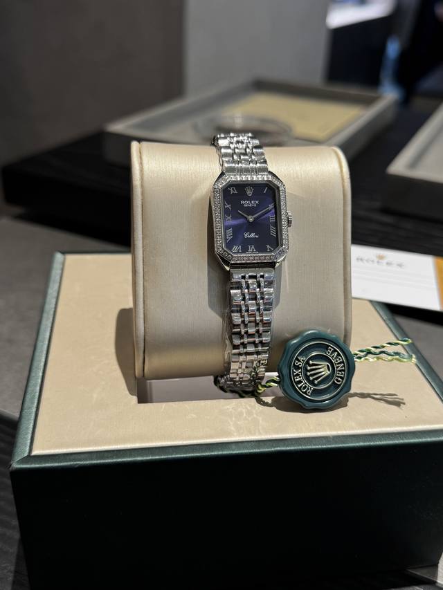 劳家小方表低调奢华劳力士Rolex 1970’S古董表，劳家小方表 瑞士石英机芯，全钢材质与白金电镀，整体质感和气质都变了，精致感Upup进口小牛皮，搭配小巧壳