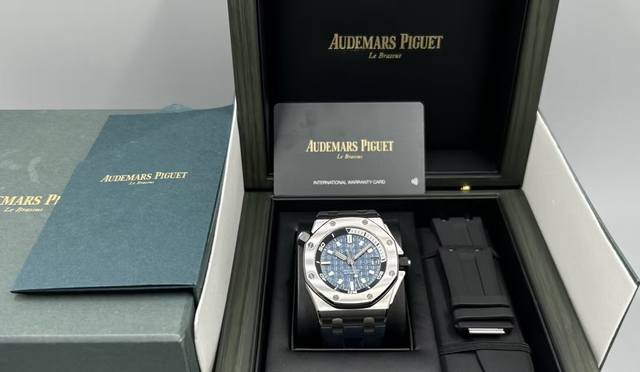 爱彼15720St离岸湖水蓝，今天分享是爱彼的皇家橡树离岸型系列15720St.Oo.A027Ca.01，42Mm表径，24年5月卡精品二手全套，双表带快接扣，