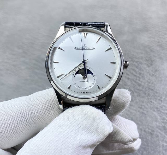 积家月相大师系列正装男表Q1368420.客户定制的短版美洲鳄鱼皮， 表壳直径39Mm，厚度9.9Mm 数控精雕立体月相盘，完美还原原装！搭载Miyota901