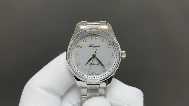 浪琴新款女款名匠再次升级升级亮点1 凹雕阿拉伯数字金属时标，是新版名匠的一大亮点，通过折射不同角度的光线，营造出了深邃的质感，简约而不简单。外侧刻度圈进行了拉丝