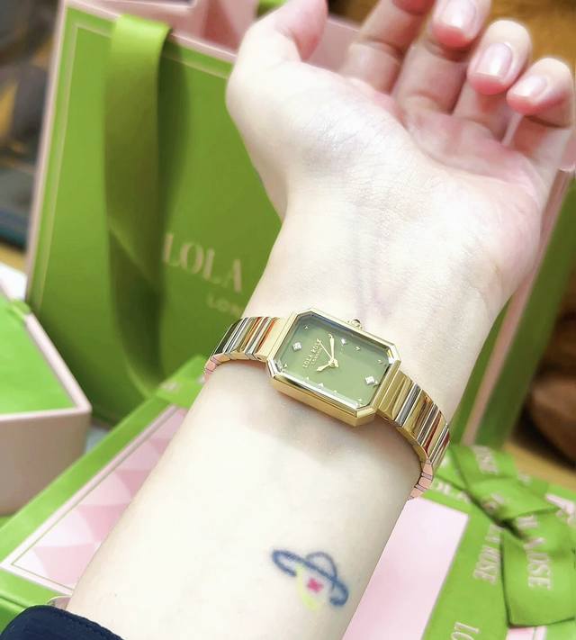 春日第一块抹茶绿手表！显白又贵气分享一下我戴了两个月的神仙表 Lola Rose小方糖~当初一眼被墨绿色表盘戳中，像把森林秘境戴在手上，搭配精钢链条超有质感，2