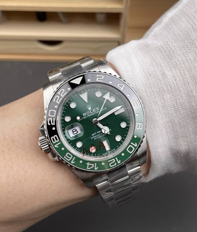劳力士格林尼治型Ii，这配色绝了！救命！劳力士这款格林尼治型Ii也太戳我了 经典蚝式钢表壳，质感硬朗又高级，陶瓷圈双色设计超有辨识度，黑绿搭配简直封神，复古又时